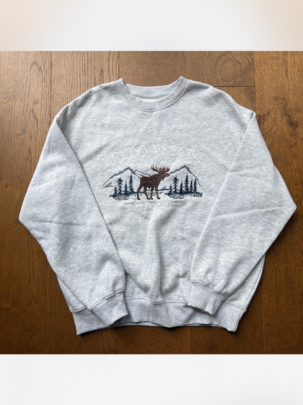 Heather Grey Crewneck Fleece Sweatshirt with Embroidered Yellowstone, Moose